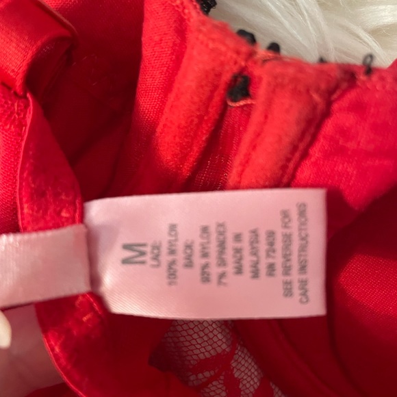 Beautiful red and black lace corset. - Picture 2 of 3